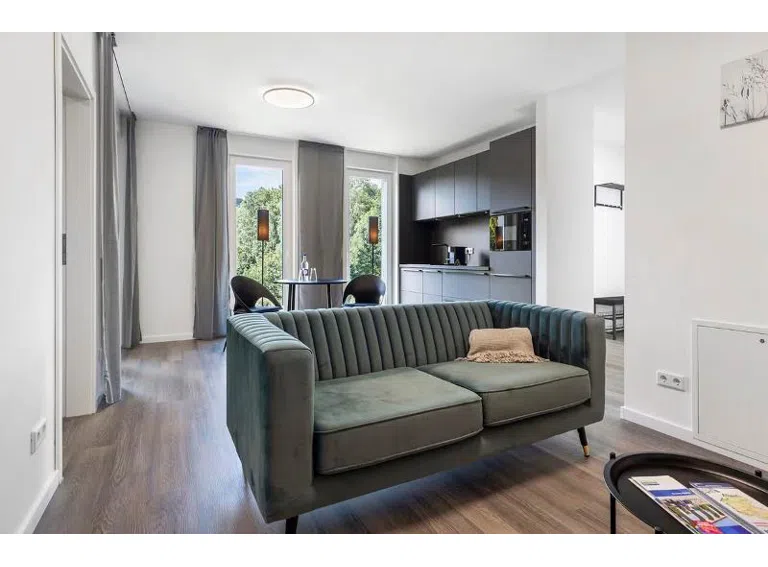 Wohnzimmer mit Küchenbereich