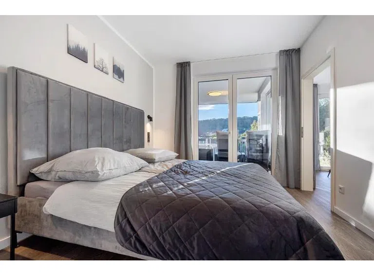 Schlafzimmer mit Fensterblick