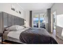 Schlafzimmer mit Fensterblick