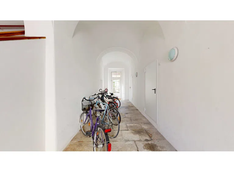 Flur im Treppenhaus mit Fahrradständer