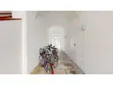 Flur im Treppenhaus mit Fahrradständer
