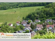 Titelbild für Die Maisonette-Wohnung hat unten ein großes und helles Wohnzimmer mit