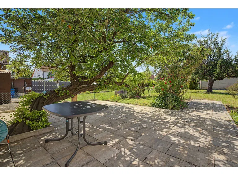 Garten Terrasse hinter Garage