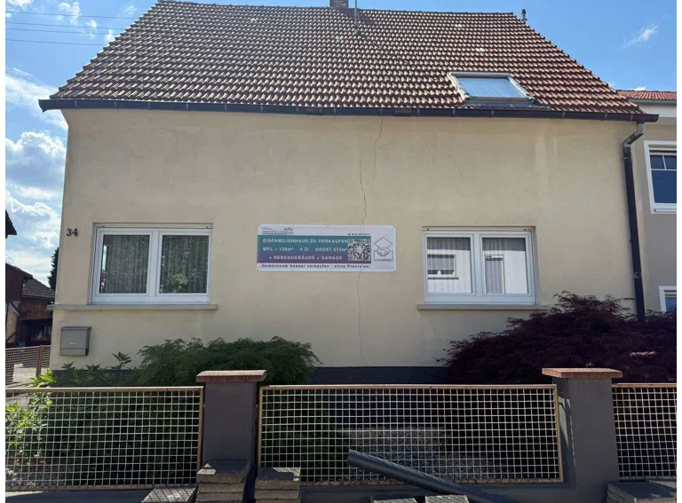 Schild hängt inkl Baustelle