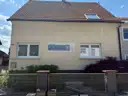 Schild hängt inkl Baustelle