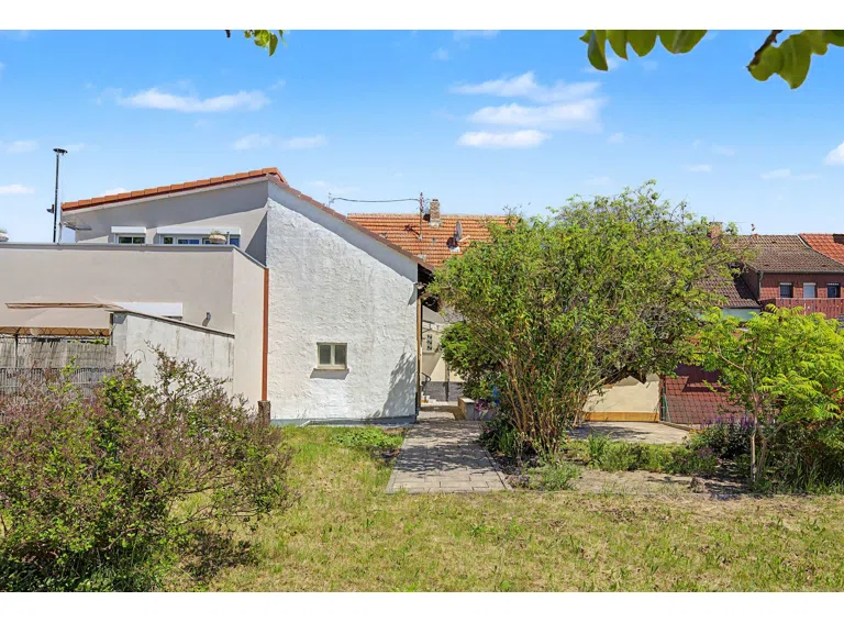 Garten von hinten + Nebengeb.