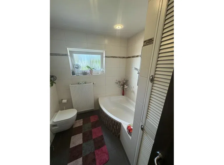 6 Eckbadewanne mit WC und Wandschrank