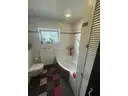 6 Eckbadewanne mit WC und Wandschrank