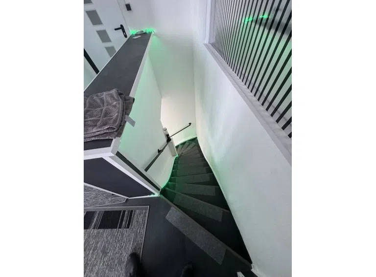23 Treppe zur unteren Wohnung - bei Einzelverkauf wird hier vermauert