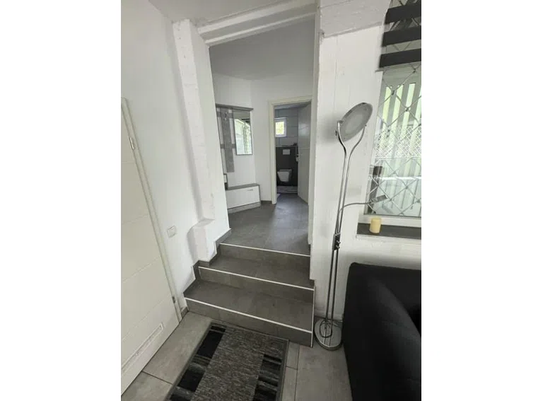 5 Flur und Bad - Treppe zum Wohnbereich