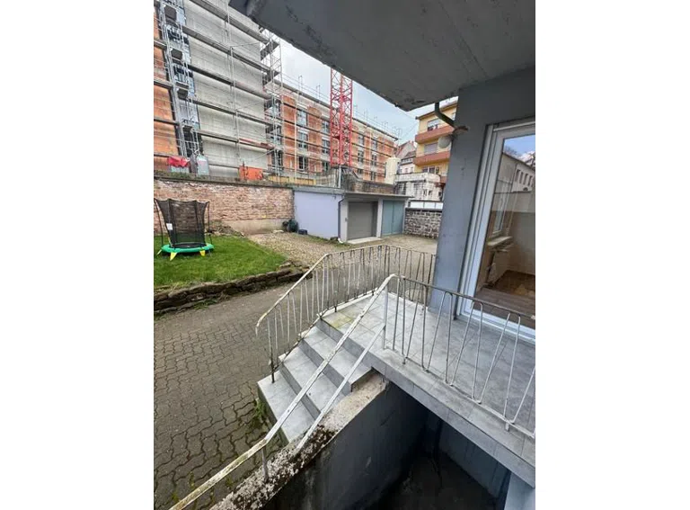 25 Treppe zum hof mit Balkon