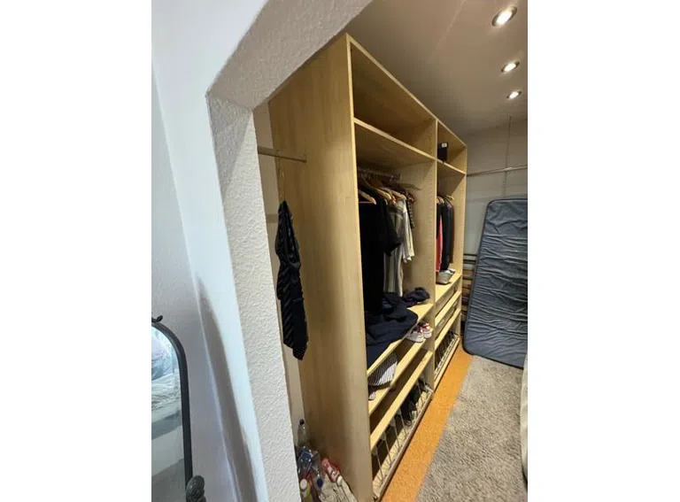 32 begehbarer Kleiderschrank