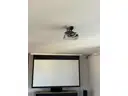 24 Beamer und Leinwand und 10 Lautsprecher in der Decke der Wohnung