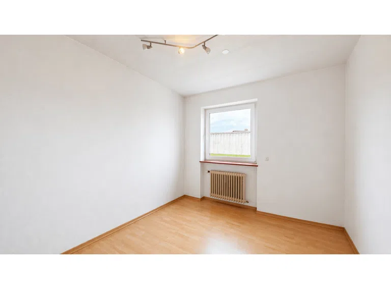 Büro EG - mit KI entmöbliert