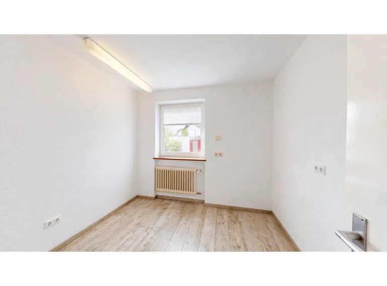 Büro OG - mit KI entmöbliert