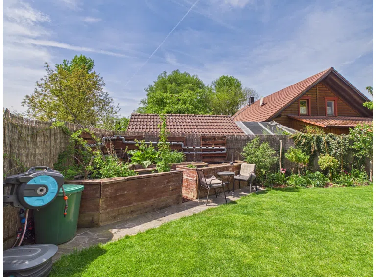 Hausrückseite und Garten