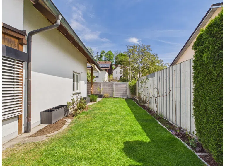 Hausrückseite und Garten