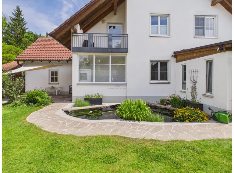 Hausrückseite und Garten