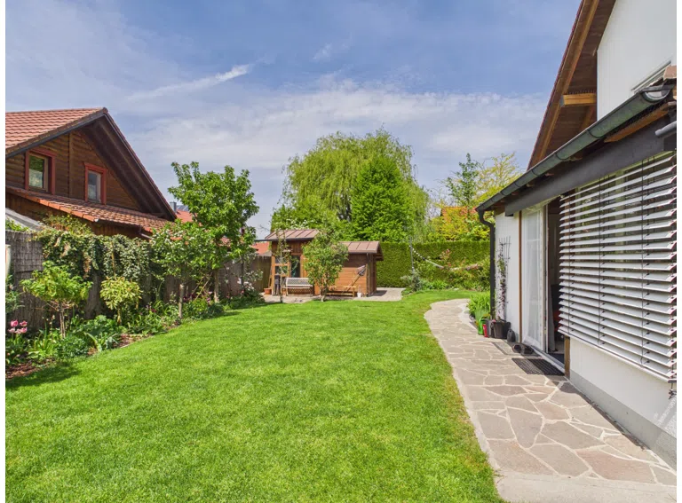 Hausrückseite und Garten