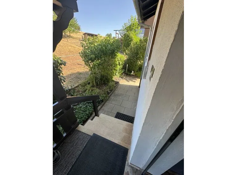 19 Haupteingang hinter dem Haus