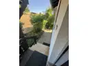 19 Haupteingang hinter dem Haus