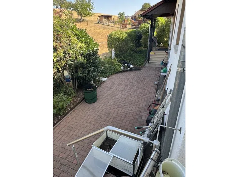 6 Hof hinter dem Haus mit Haupteingang