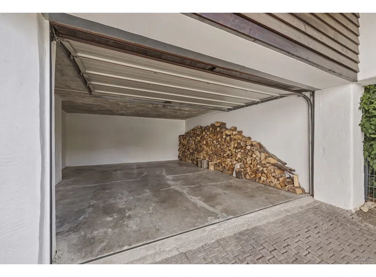Große Garage mit viel Platz