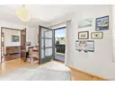 Kinderzimmer mit Zugang zum Balkon