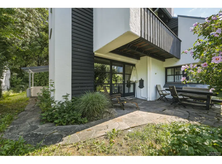 Süd-Terrasse mit altem Baumbestand