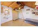 Kinderzimmer mit Schlafkoje und Waschbecken