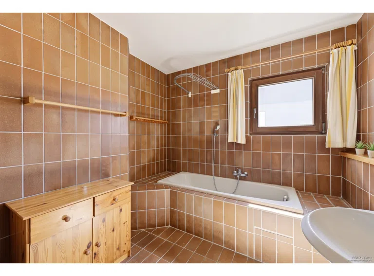 Badezimmer mit Wanne im Obergeschoss