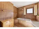 Badezimmer mit Wanne im Obergeschoss