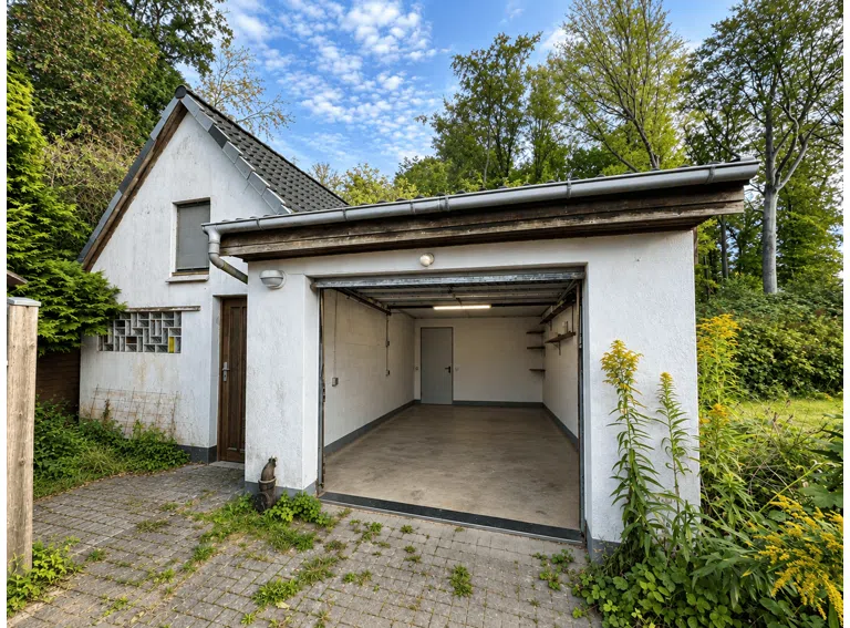 Garage mit Gästehäusschen