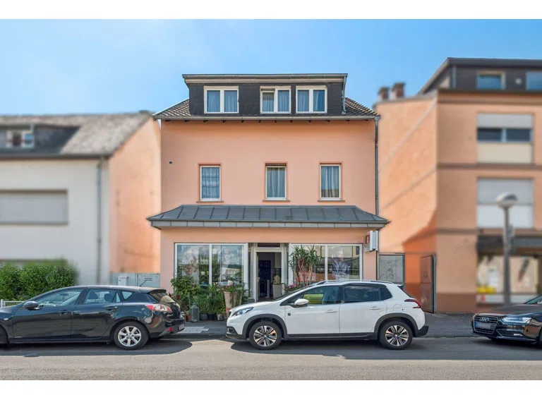 Außenansicht Vorderhaus mit Friseursalon