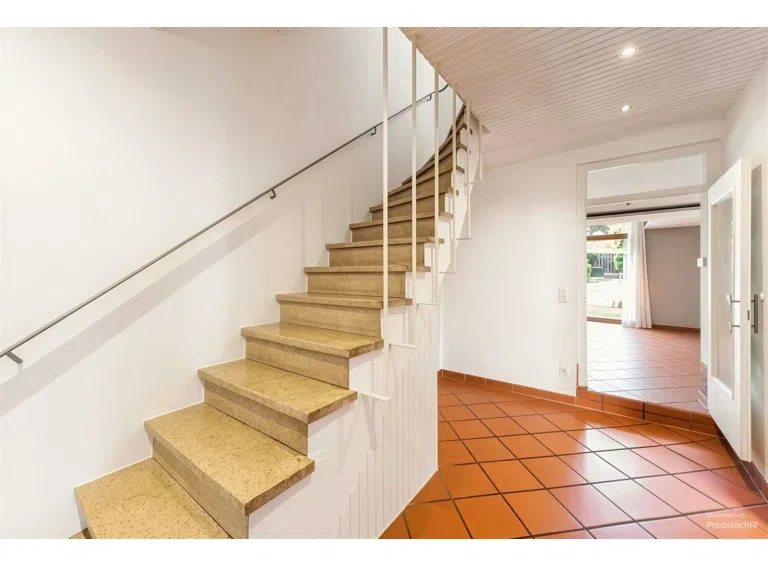 Eingangsbereich Hinterhaus mit Treppe (KI-optimiert)