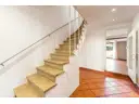 Eingangsbereich Hinterhaus mit Treppe (KI-optimiert)