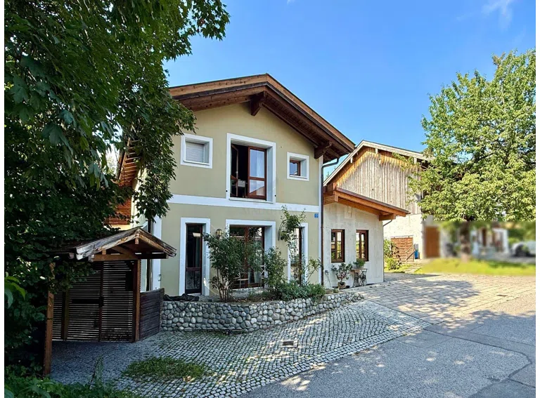 Carport + Vorgarten