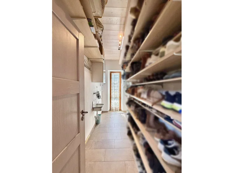Garderobe / Schuhe / Abstellr.