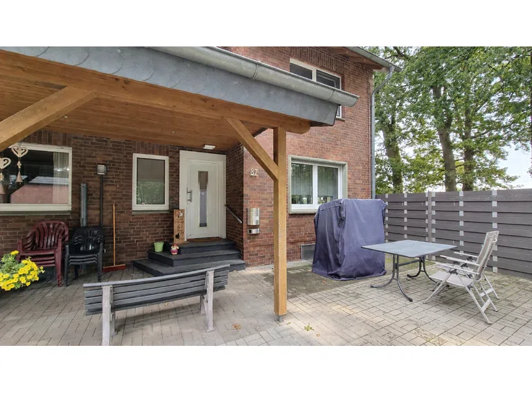 Eingang und Terrasse