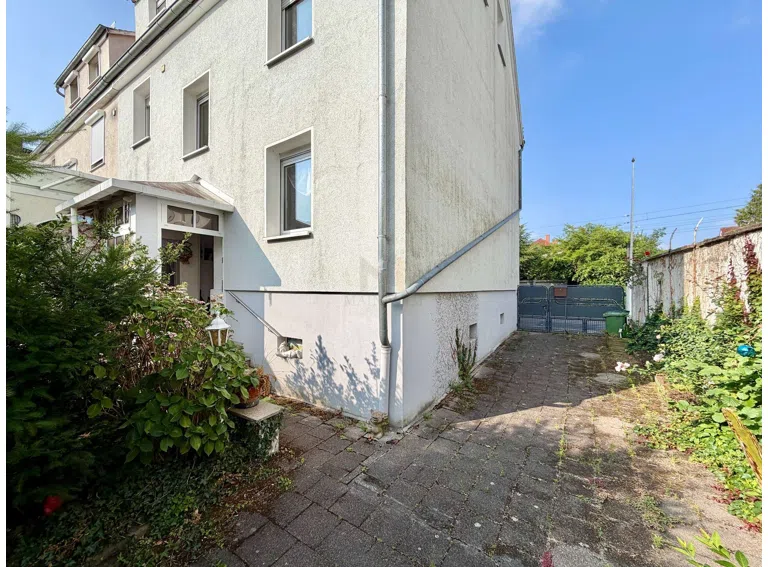 Einfahrt und Eingang