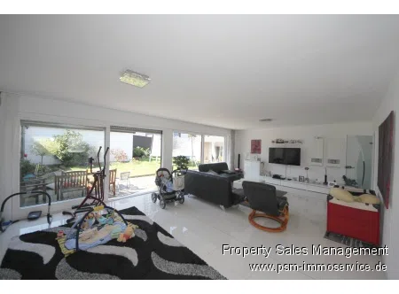 Wohn-, Essbereich mit Blick auf die Terrasse