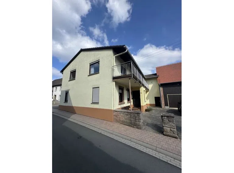 3 Front mit Hof und Balkon