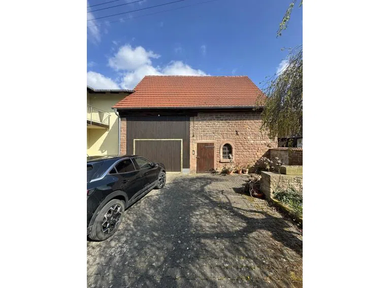 7 Hof mit Scheune Garage und Stall