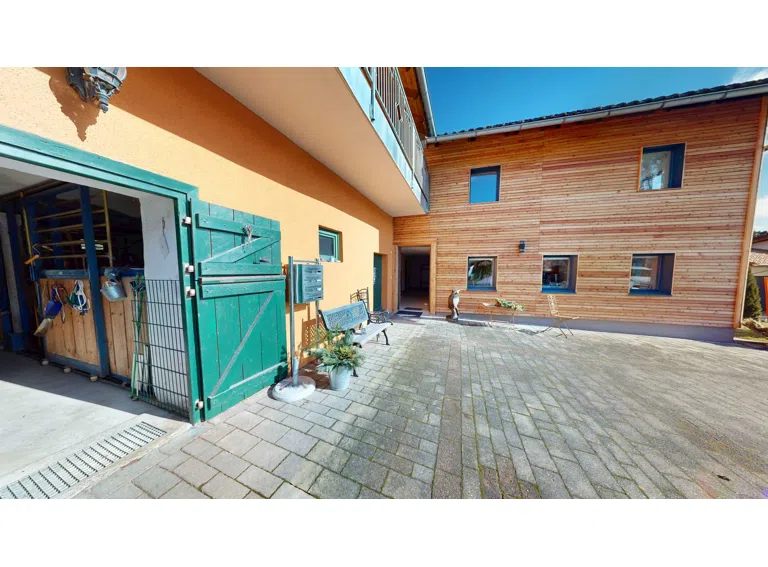 Außenansicht Altbau + Pferdestall