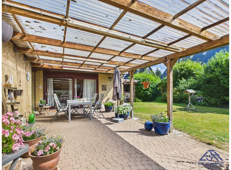 Überdachte Terrasse Ansicht 2 - Lütt Immobilien - Schackendorf