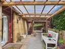 Überdachter Durchgang zur Garage und Fahrradschuppen - Lütt Immobilien - Schackendorf