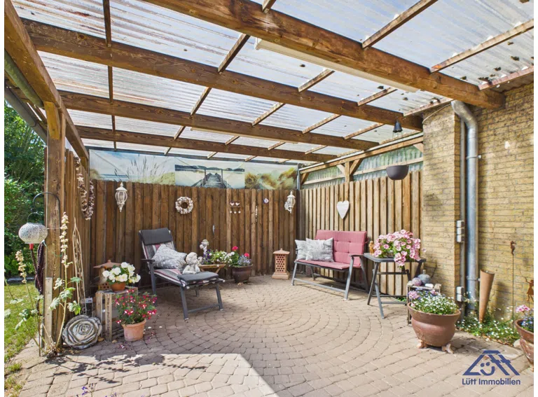 Überdachte Terrasse Ansicht 1 - Lütt Immobilien - Schackendorf
