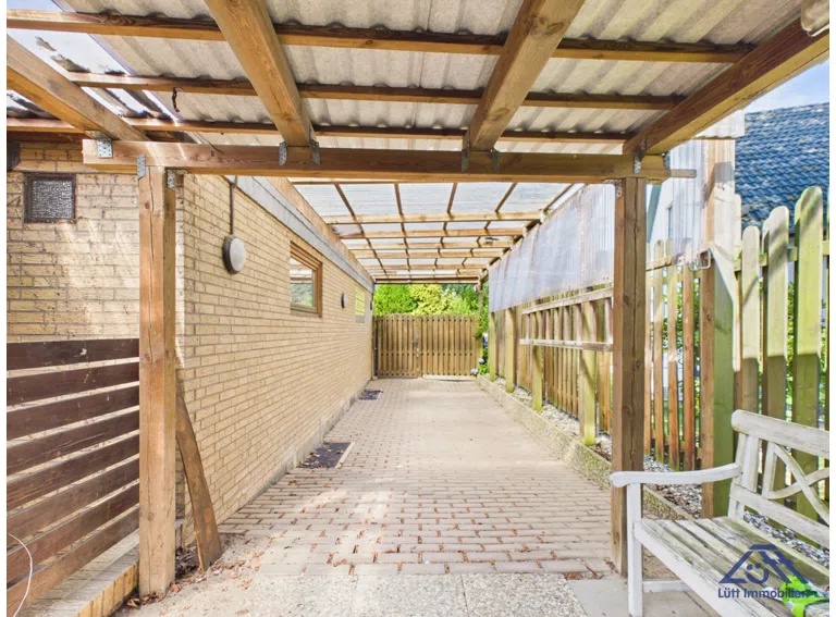 Überdachter Abstellplatz neben der Garage - Lütt Immobilien - Schackendorf