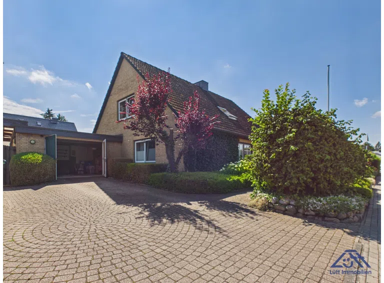 Freiplatz vor der Garage - Lütt Immobilien - Schackendorf