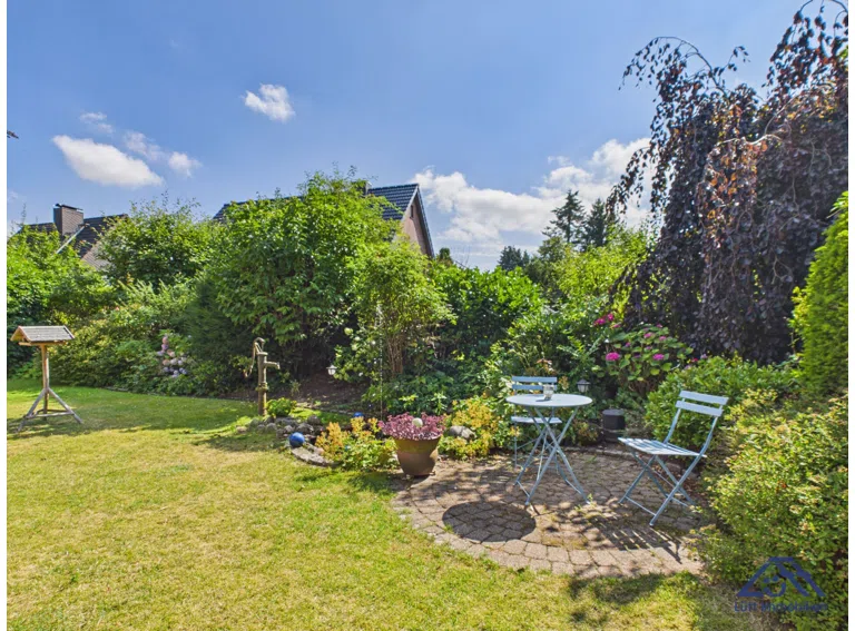 Garten mit Sitzecke - Lütt Immobilien - Schackendorf